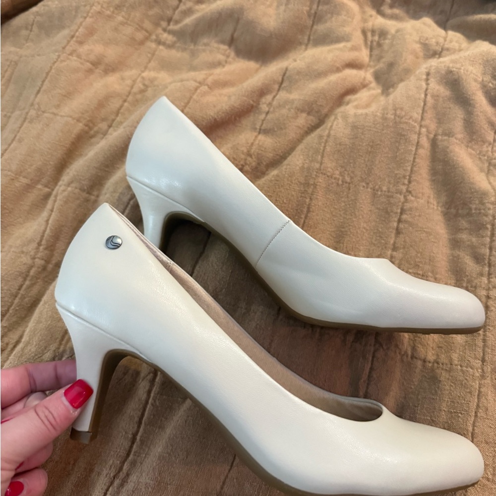 Life Stride Cream Round-Toe Mid Heel Pumps